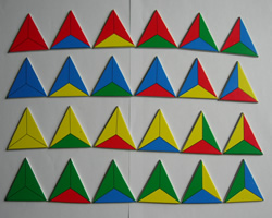 24 triangulos ~ 4 colores